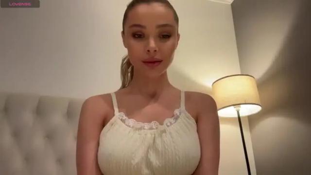 Image 10 of js_girls Stream on Chaturbate on 13 months ago
