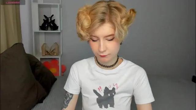 Image 3 of julescrown Stream on Chaturbate on 3 months ago