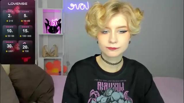 Image 2 of julescrown Stream on Chaturbate on 3 months ago