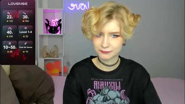 Image 3 of julescrown Stream on Chaturbate on 3 months ago