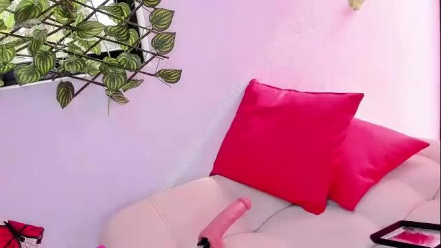 Image 12 of juli_castillos Stream on Chaturbate on 1 month ago