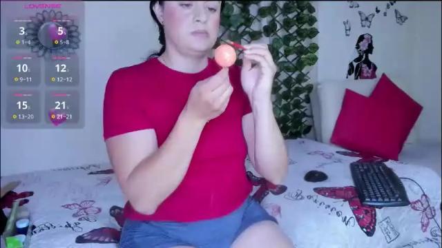 Image 7 of juli_castillos Stream on Chaturbate on 2 months ago