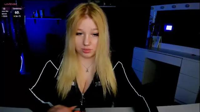 Image 10 of juli_kisss Stream on Chaturbate on 1 month ago