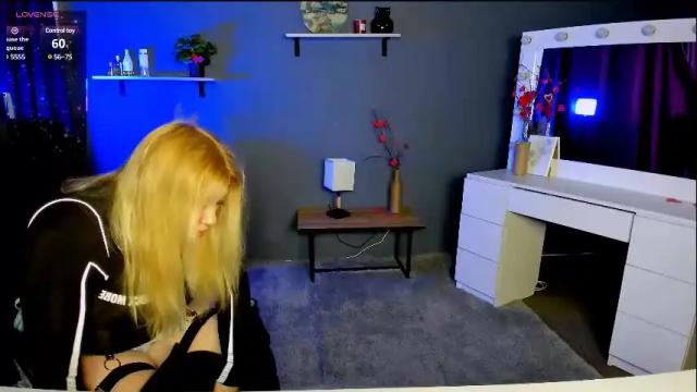 Image 12 of juli_kisss Stream on Chaturbate on 1 month ago