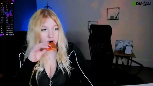 Image 12 of juli_kisss Stream on Chaturbate on 1 month ago