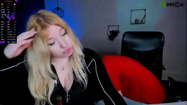 Image 8 of juli_kisss Stream on Chaturbate on 1 month ago