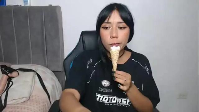 Image 2 of juli_love11 Stream on Chaturbate on 1 month ago