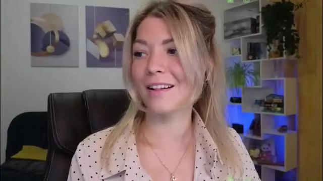 Image 12 of julia_cute_ Stream on Chaturbate on 13 days ago