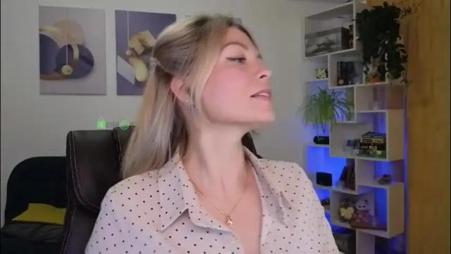 Image 6 of julia_cute_ Stream on Chaturbate on 13 days ago