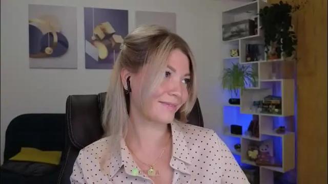 Image 8 of julia_cute_ Stream on Chaturbate on 13 days ago