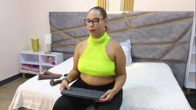 Image 2 of julia_gomes Stream on Chaturbate on 13 hours ago