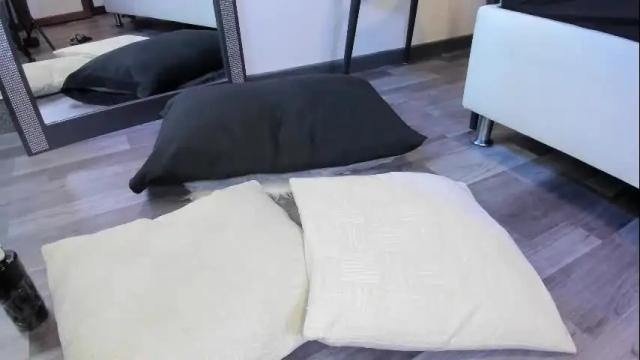Image 2 of julia_martinezz_ Stream on Chaturbate on 1 month ago