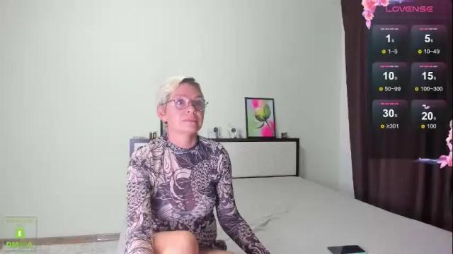 Image 3 of juliahicks Stream on Chaturbate on 6 months ago