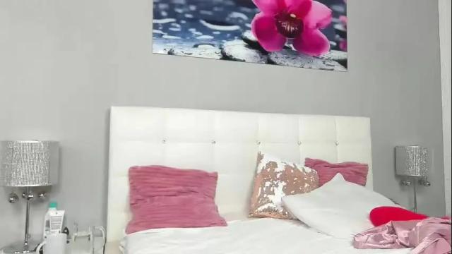Image 3 of juliahunts Stream on Chaturbate on 2 months ago