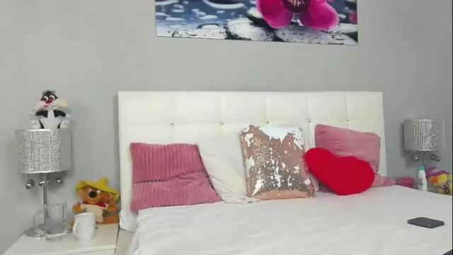 Image 4 of juliahunts Stream on Chaturbate on 1 month ago