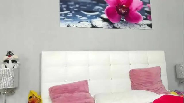 Image 7 of juliahunts Stream on Chaturbate on 29 days ago