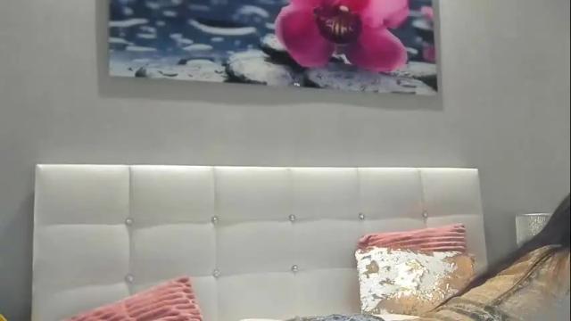 Image 12 of juliahunts Stream on Chaturbate on 28 days ago