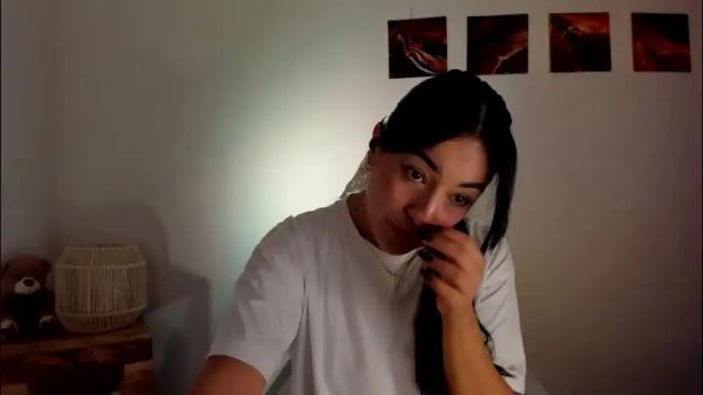 Image 2 of julianags_ Stream on Chaturbate on 20 hours ago