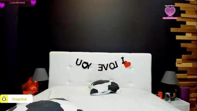 Image 4 of julianna_jamii Stream on Chaturbate on 1 month ago