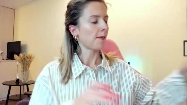 Image 4 of julie_flores Stream on Chaturbate on 1 month ago