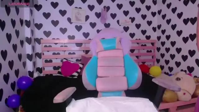 Image 8 of julieta_a_ Stream on Chaturbate on 18 months ago