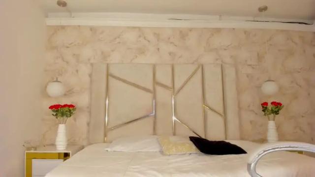 Image 2 of juliette_moon1 Stream on Chaturbate on 14 months ago
