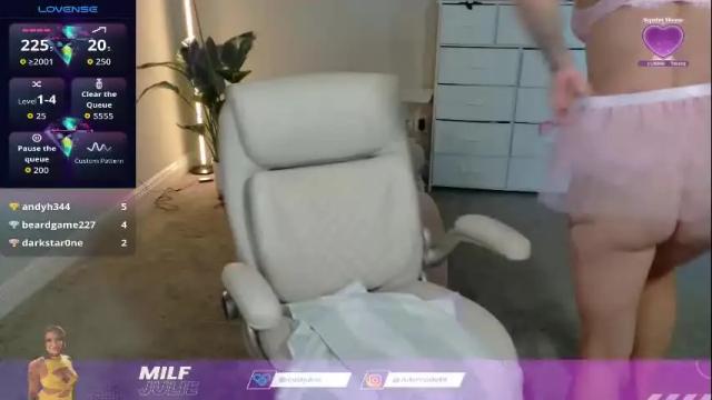 Image 3 of juliewets Stream on Chaturbate on 4 months ago