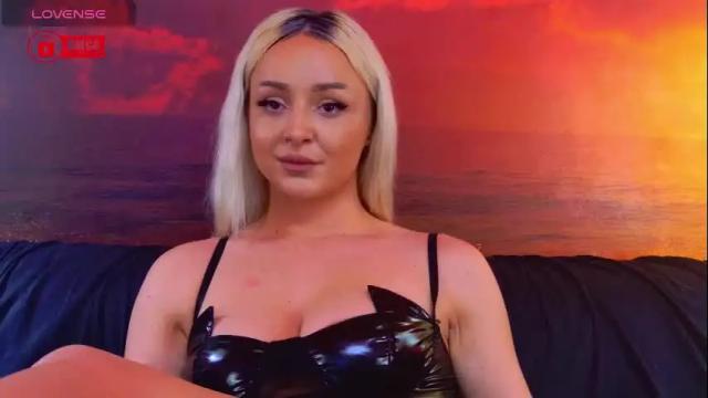 Image 4 of julliamilerrr Stream on Chaturbate on 1 month ago