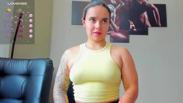 Image 4 of karlyjons_ Stream on Chaturbate on 14 months ago