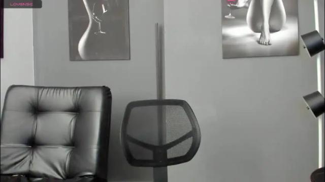 Image 2 of karlyjons_ Stream on Chaturbate on 2 months ago