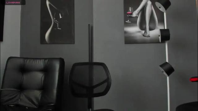 Image 3 of karlyjons_ Stream on Chaturbate on 1 month ago