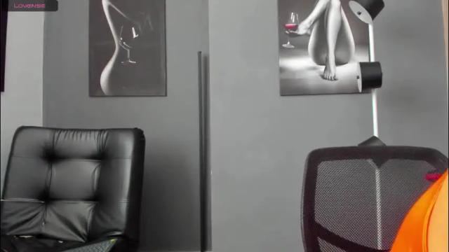 Image 4 of karlyjons_ Stream on Chaturbate on 1 month ago