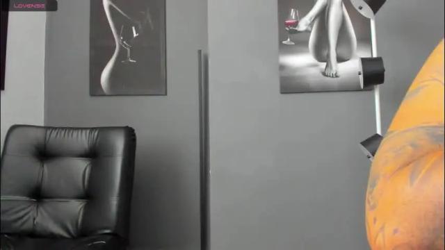Image 4 of karlyjons_ Stream on Chaturbate on 1 month ago