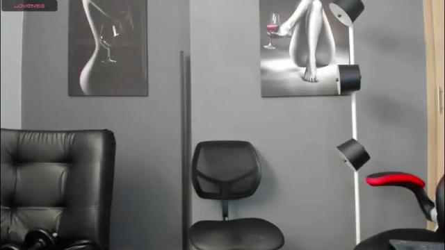 Image 4 of karlyjons_ Stream on Chaturbate on 1 month ago