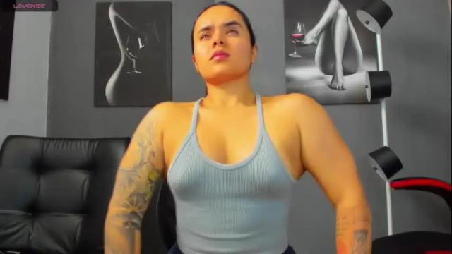 Image 3 of karlyjons_ Stream on Chaturbate on 1 month ago