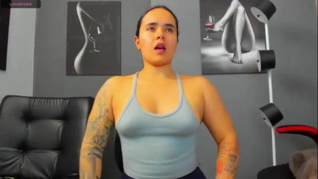 Image 4 of karlyjons_ Stream on Chaturbate on 1 month ago