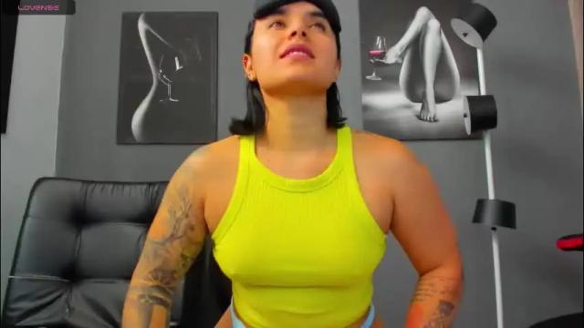 Image 2 of karlyjons_ Stream on Chaturbate on 1 month ago
