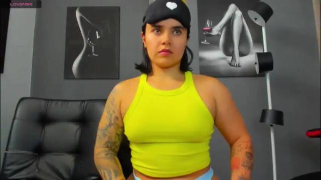 Image 3 of karlyjons_ Stream on Chaturbate on 1 month ago
