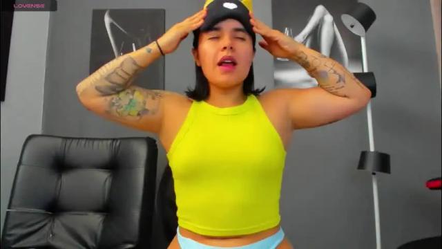Image 4 of karlyjons_ Stream on Chaturbate on 1 month ago