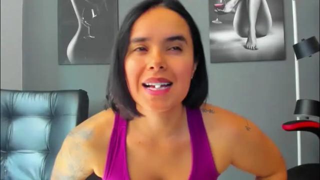 Image 3 of karlyjons_ Stream on Chaturbate on 29 days ago