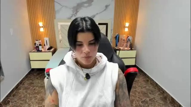 Image 3 of karolandluna Stream on Chaturbate on 1 month ago