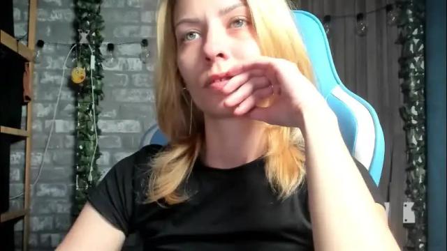 Image 2 of karoline121 Stream on Chaturbate on 1 month ago