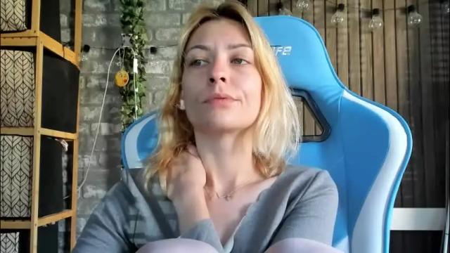 Image 3 of karoline121 Stream on Chaturbate on 23 days ago