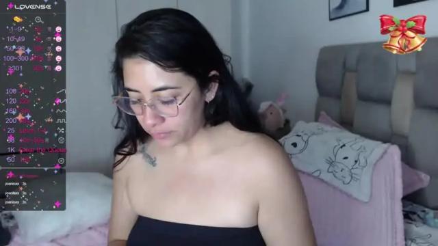 Image 3 of karoll_gh Stream on Chaturbate on 17 months ago