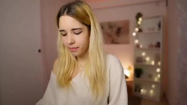 Image 7 of katie_kush18 Stream on Chaturbate on 16 months ago