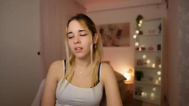 Image 8 of katie_kush18 Stream on Chaturbate on 16 months ago