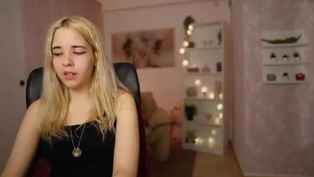 Image 6 of katie_kush18 Stream on Chaturbate on 15 months ago