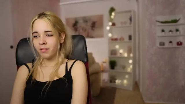 Image 3 of katie_kush18 Stream on Chaturbate on 15 months ago