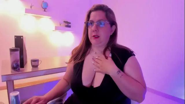 Image 4 of katiee_jones_ Stream on Chaturbate on 1 month ago
