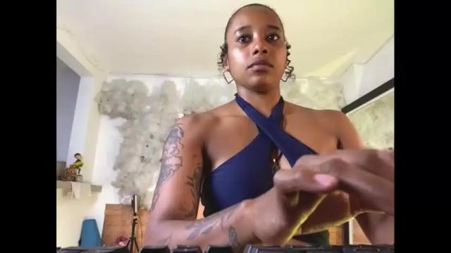 Image 3 of kelly__thomson Stream on Chaturbate on 1 month ago